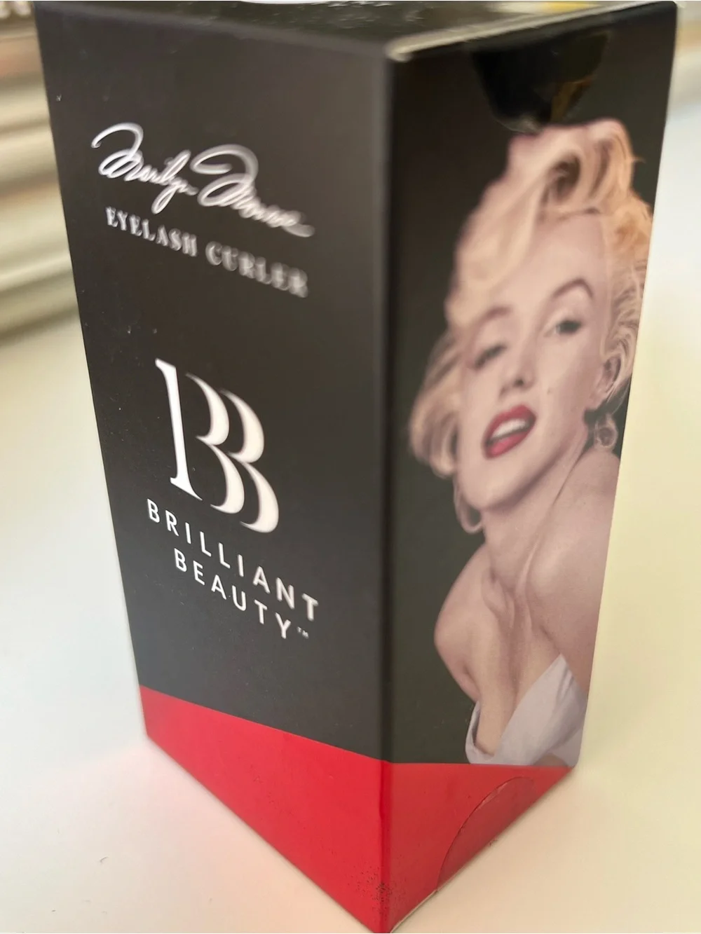 Brilliant Beauty Marilyn Monroe Eyelash Curler - Black & Red